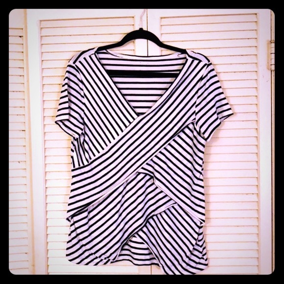 Tops - 🌴SALE🌴GUC Black/white asymmetrical striped top